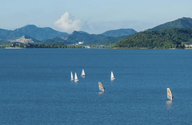 叶童赵雅芝同台颁奖，梦回《新白娘子传奇》许仙白娘子